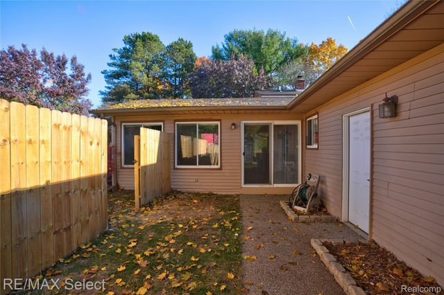 9367 Longmeadow Court, Tyrone Township, MI 48430