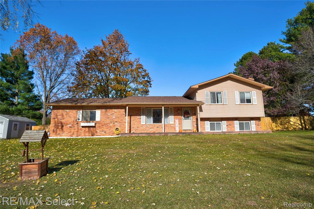 9367 Longmeadow Court, Tyrone Township, MI 48430