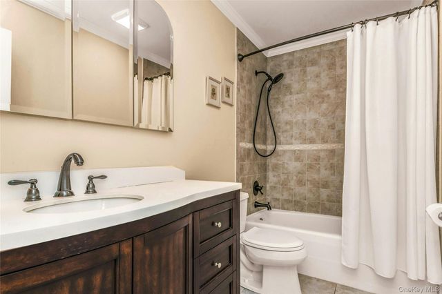 4426 Wilshire Lane 4426, Oakdale, NY 11769