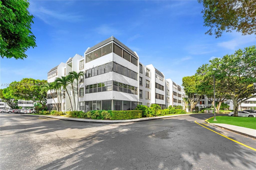 10852 N Kendall Drive 312, Miami, FL 33176