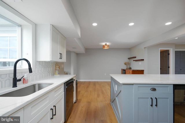 2425 SKYLAND PL SE, Washington, DC 20020