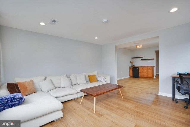 2425 SKYLAND PL SE, Washington, DC 20020