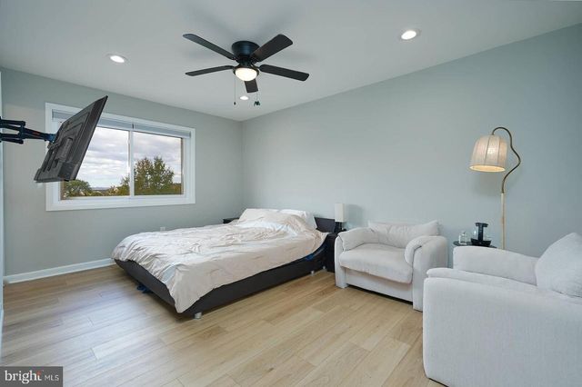 2425 SKYLAND PL SE, Washington, DC 20020