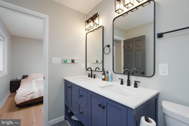 2425 SKYLAND PL SE, Washington, DC 20020