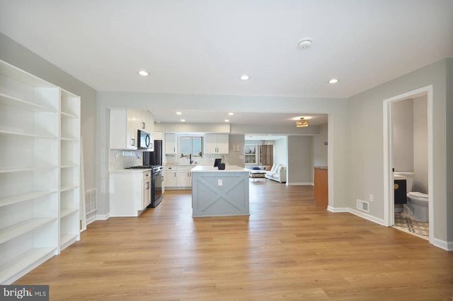 2425 SKYLAND PL SE, Washington, DC 20020