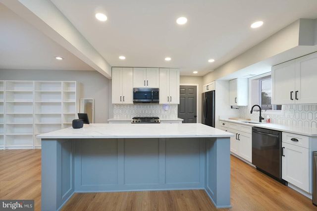 2425 SKYLAND PL SE, Washington, DC 20020