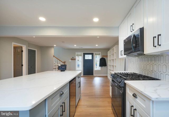 2425 SKYLAND PL SE, Washington, DC 20020
