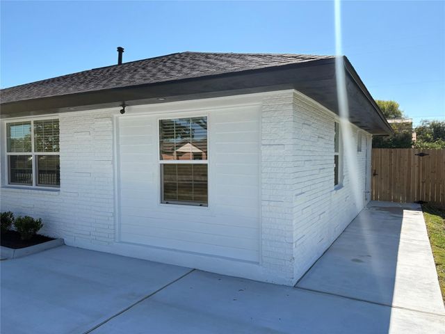 2929 8th Avenue N, Texas City, TX 77590