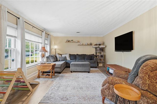 2400 River Oaks DR, Chesapeake, VA 23321