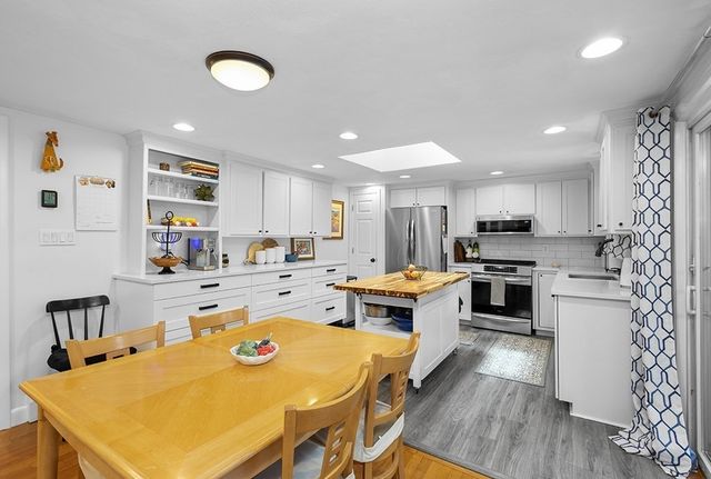 9 Lakeshore Dr, Norfolk, MA 02056