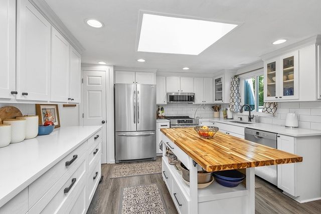 9 Lakeshore Dr, Norfolk, MA 02056
