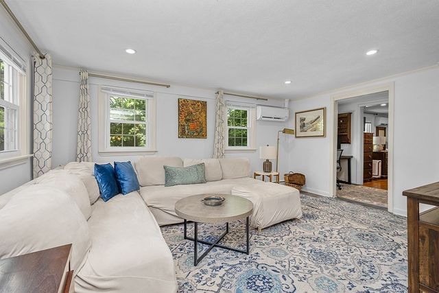9 Lakeshore Dr, Norfolk, MA 02056
