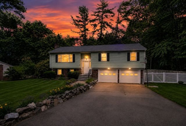 9 Lakeshore Dr, Norfolk, MA 02056