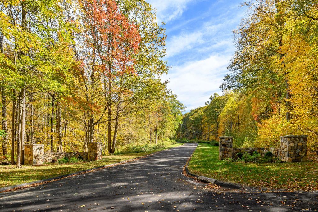 Ives Court, Ridgefield, CT 06877