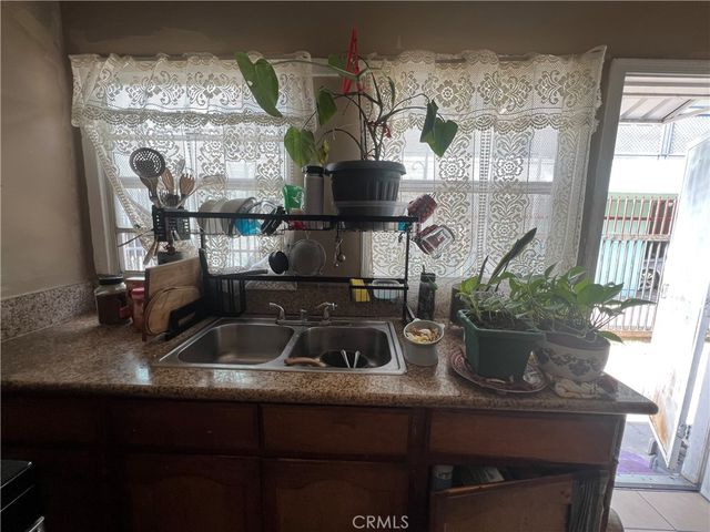 6812 S Hoover, Los Angeles, CA 90044