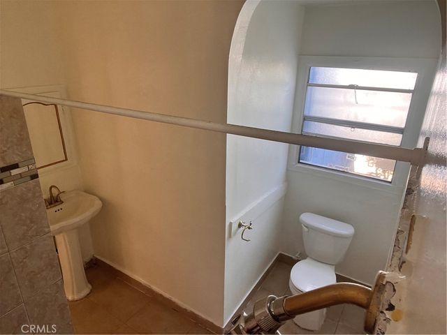 6812 S Hoover, Los Angeles, CA 90044