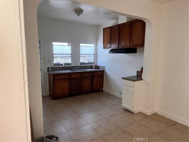 6812 S Hoover, Los Angeles, CA 90044