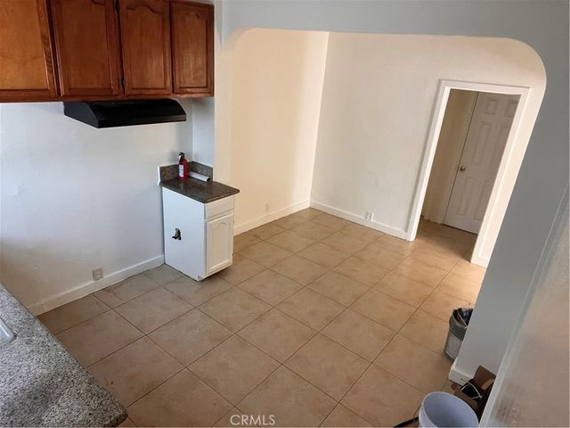 6812 S Hoover, Los Angeles, CA 90044