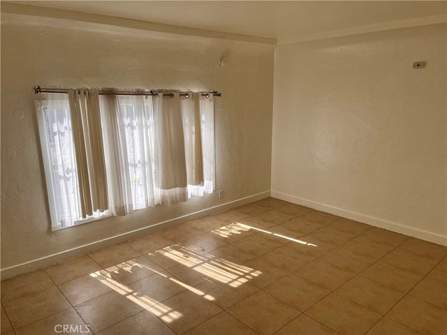6812 S Hoover, Los Angeles, CA 90044