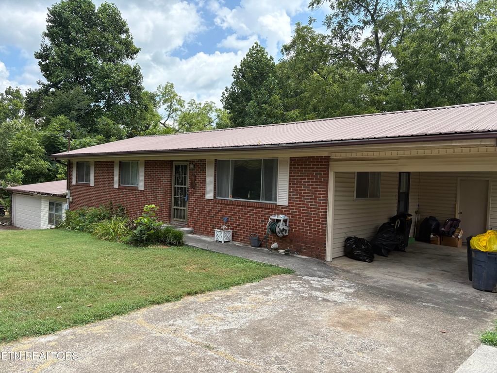 717 James St, Athens, TN 37303