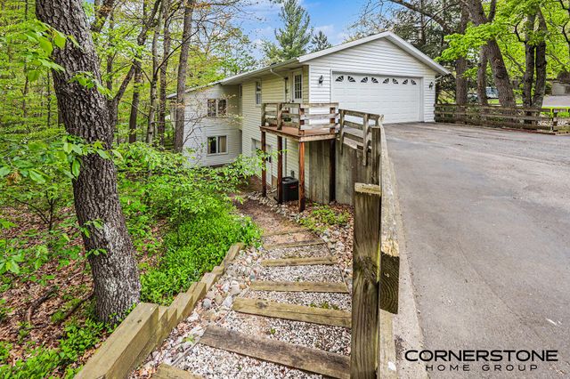 2070 Timberview Drive Ne, Plainfield Twp, MI 49525