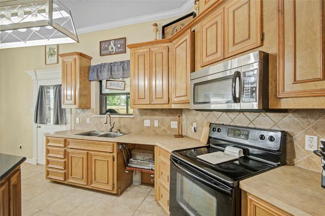 1000 Cardinal Drive, Richwood, TX 77566