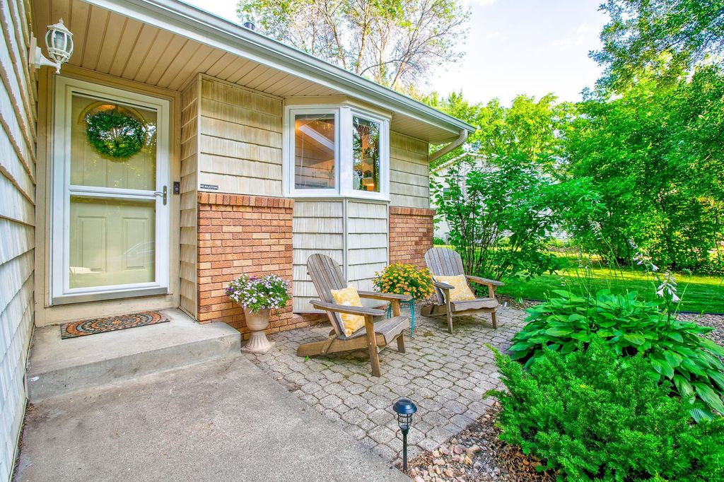 5130 Cottonwood Lane N, Plymouth, MN 55442