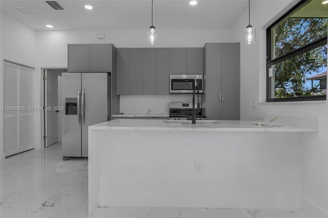 2035 NE 9th Avenue, Cape Coral, FL 33909