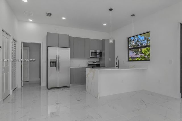 2035 NE 9th Avenue, Cape Coral, FL 33909