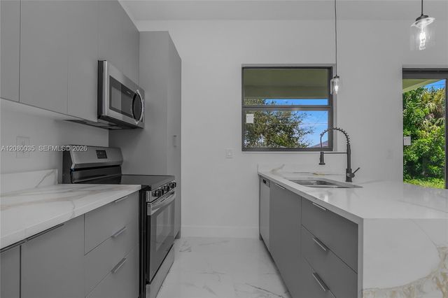 2035 NE 9th Avenue, Cape Coral, FL 33909