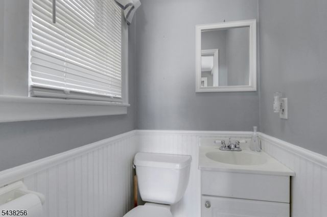 69 Highland Ave, Midland Park Boro, NJ 07432
