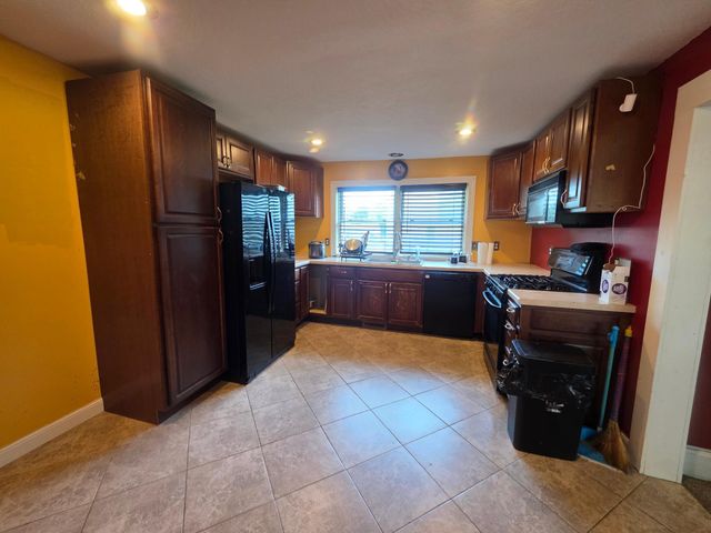 945 Geranium Avenue E, Saint Paul, MN 55106