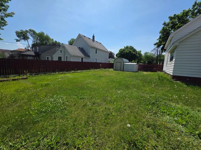 945 Geranium Avenue E, Saint Paul, MN 55106