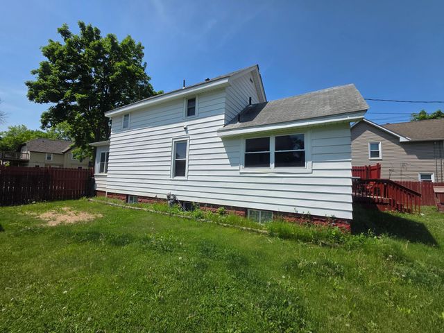 945 Geranium Avenue E, Saint Paul, MN 55106