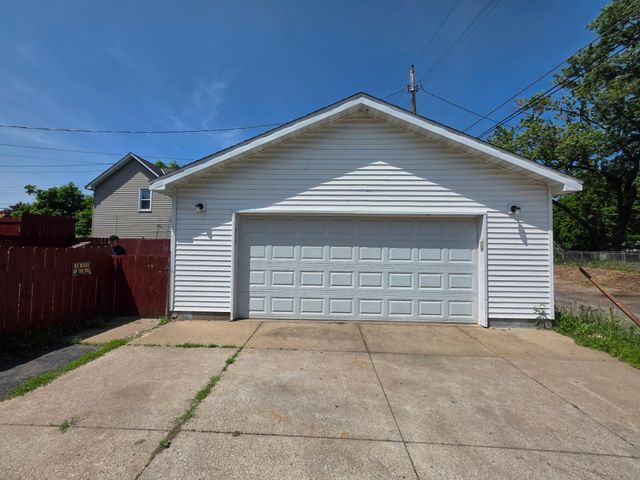 945 Geranium Avenue E, Saint Paul, MN 55106