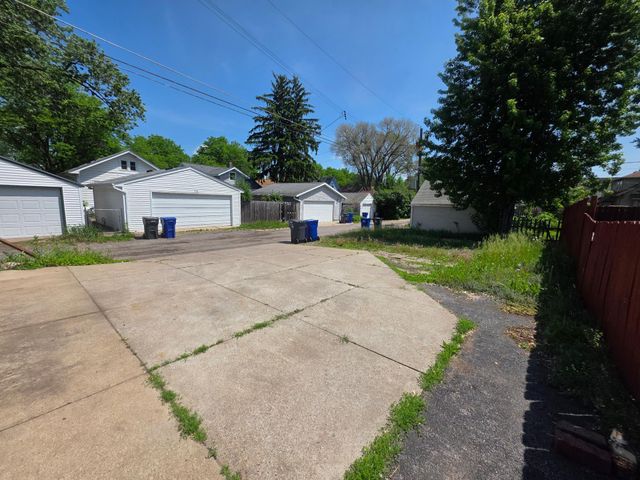 945 Geranium Avenue E, Saint Paul, MN 55106