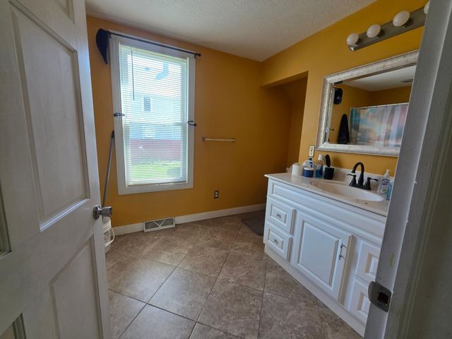 945 Geranium Avenue E, Saint Paul, MN 55106