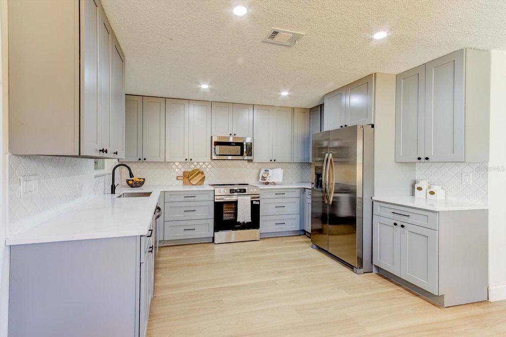 Image 10 of property listing at 20 WOODLANDS CIRCLE, Ormond Beach, FL 32174