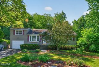 9 Chesebro Drive, Colonie, NY 12309