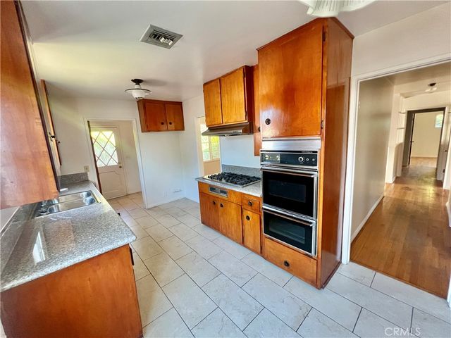 16527 Superior, Northridge, CA 91343