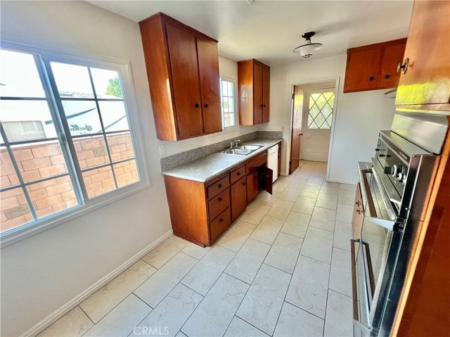16527 Superior, Northridge, CA 91343