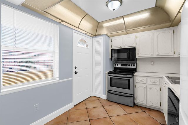 1300 NE 191st St A202, Miami, FL 33179