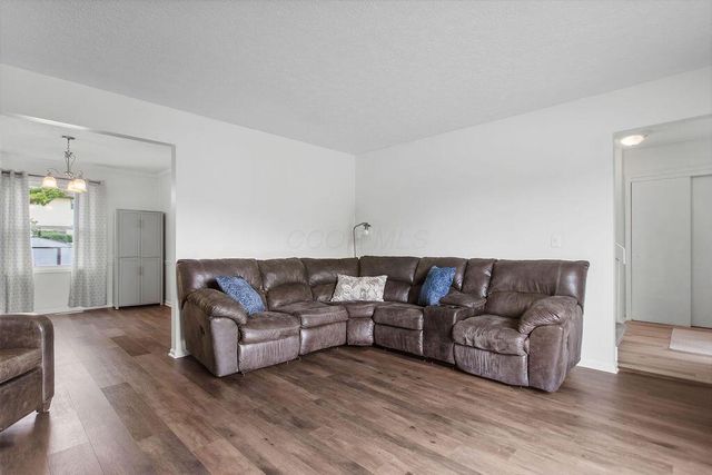 2386 Parkview Drive, Grove City, OH 43123