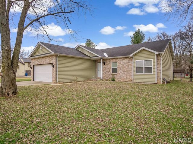 1135 Nassau Drive, Edwardsville, IL 62025