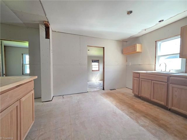 209 6th Avenue, Mayodan, NC 27027