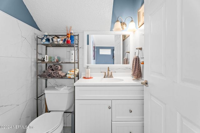 425 OAK POND Drive, Jacksonville, FL 32259