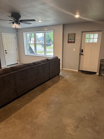 1745 Viney Grove Road, Prairie Grove, AR 72753