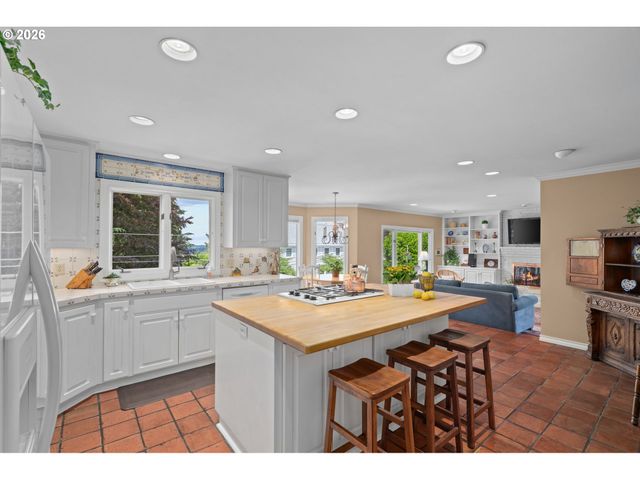 2902 Nw SHENANDOAH Ter, Portland, OR 97210