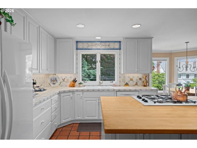 2902 Nw SHENANDOAH Ter, Portland, OR 97210