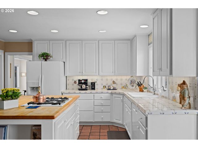 2902 Nw SHENANDOAH Ter, Portland, OR 97210